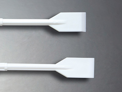 鏟刀成一定斜度，細(xì)胞不易堆積